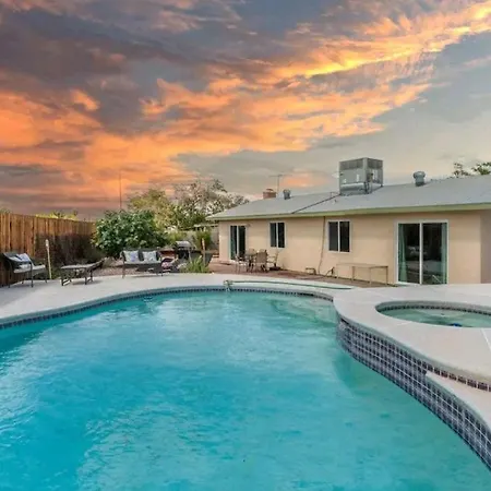 Pool & Hot Tub! Centrally Located, Less Than 3 Miles To The Strip!